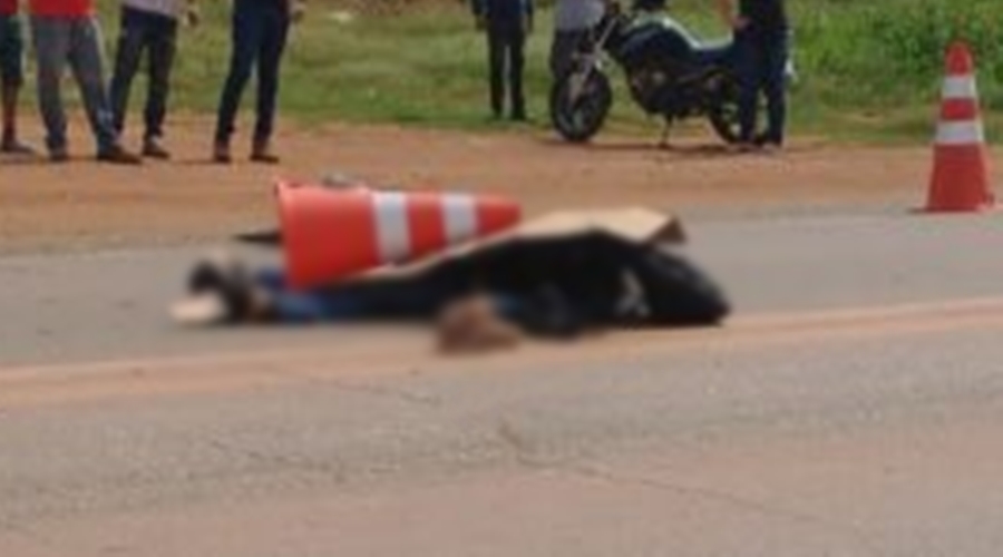 Idoso morre atropelado por carreta após tentar ultrapassagem e bater de frente em outra moto na BR 364 em Rondonópolis 1