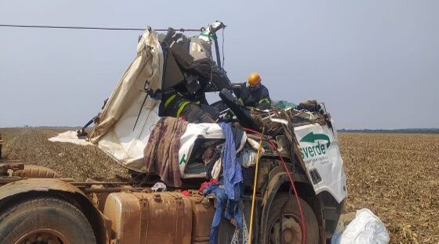 Cabine de caminhão fica totalmente destruída após tombamento e caminhoneiro morre preso às ferragens 1