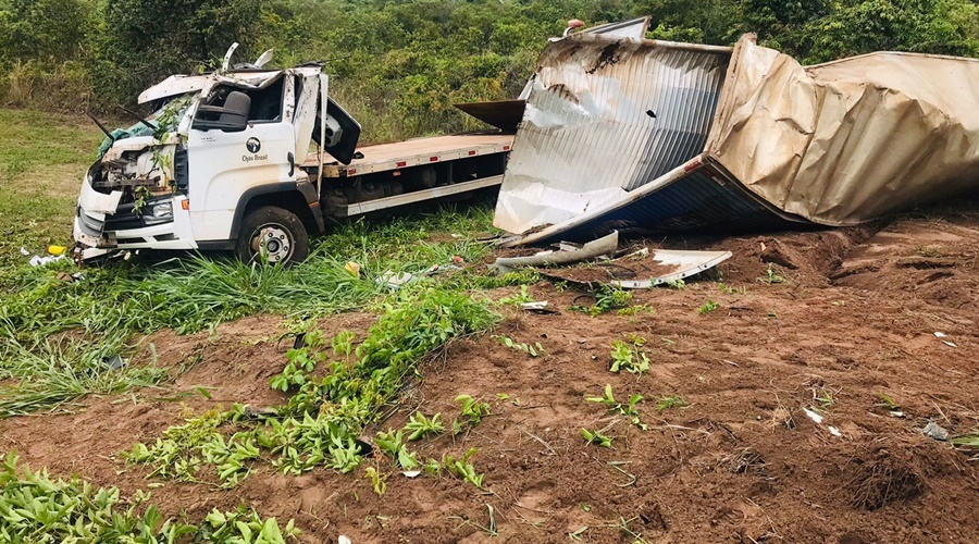 Após cochilar ao volante motorista perde o controle de caminhão, tomba e passageiro fica em estado grave 1