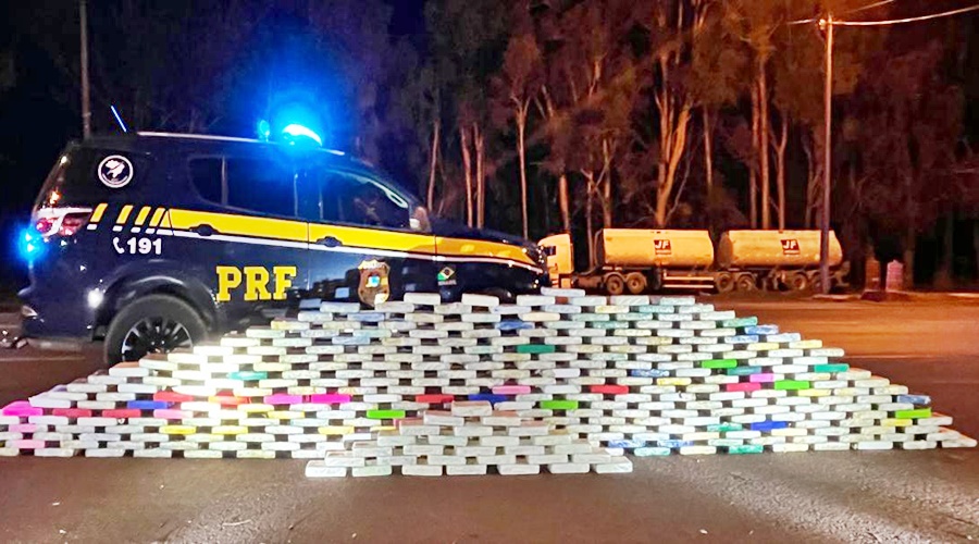 Durante abordagem de rotina na BR 364 PRF prende motorista que transportava cerca de 350 kg de cocaína em caminhão tanque 1