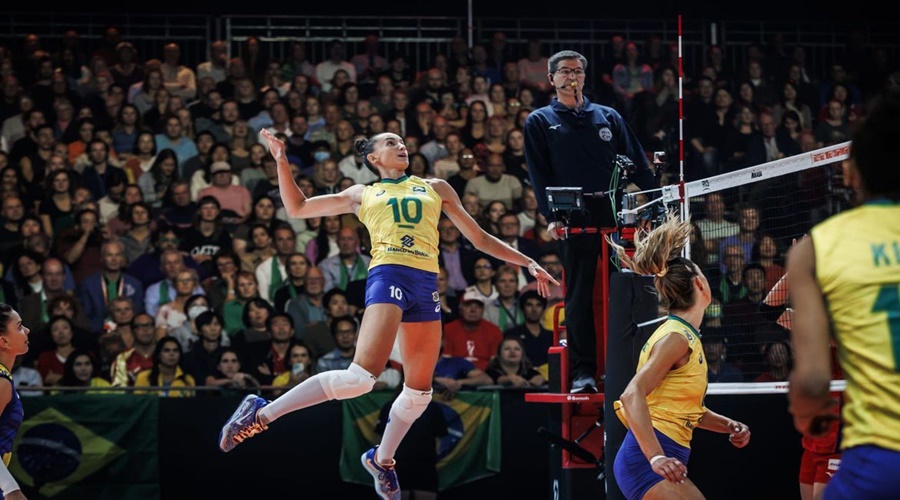 Brasil vira contra Japão e pega Itália na semi do Mundial de Vôlei 1