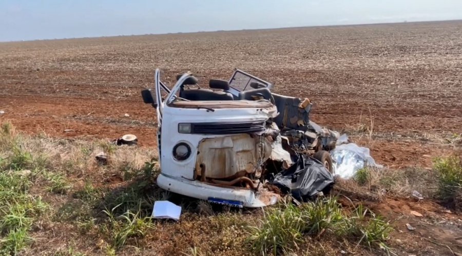 Colisão frontal envolvendo carreta e Kombi na BR 364 deixa quatro vítimas fatais 1