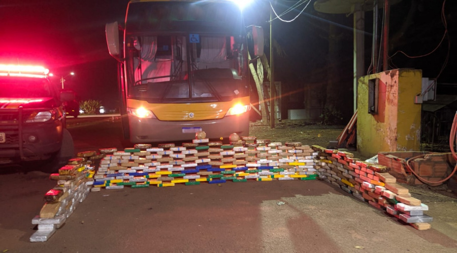 PRF apreende mais de 300 kg de drogas escondidas em ônibus 1