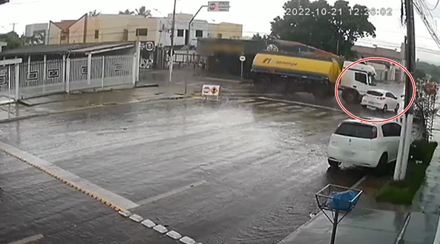 Durante chuva forte em Rondonópolis mulher invade preferencial com HB 20 e causa colisão violenta com caminhão; veja video 1