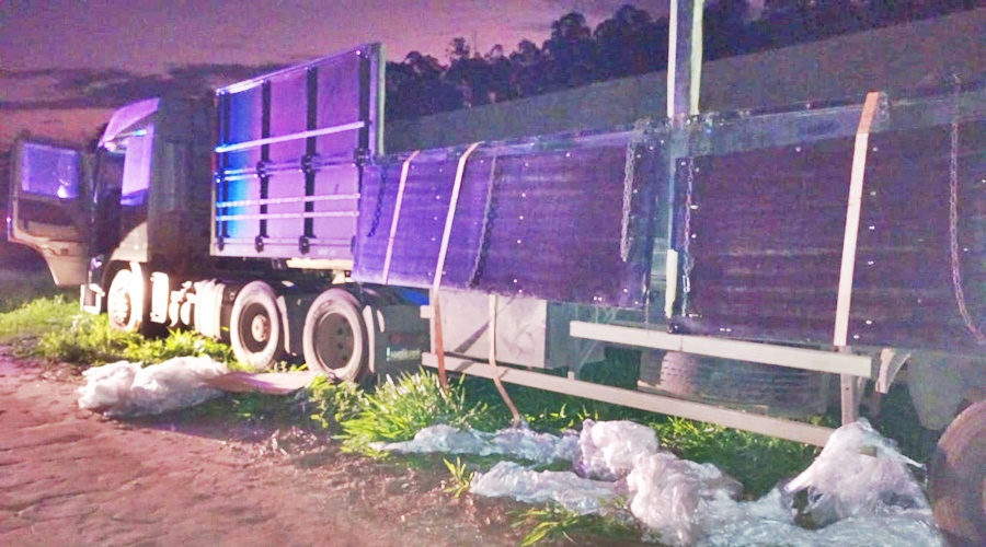 Carreta é recuperada pela PM após roubo as margens da BR 364 em Alto Garça 1