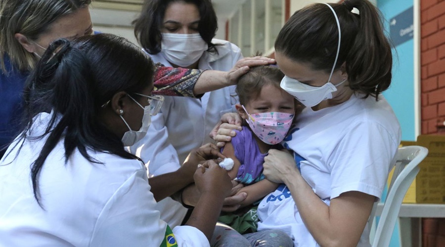 Ministério da Saúde recebe 1 milhão de doses de vacina contra covid-19 1