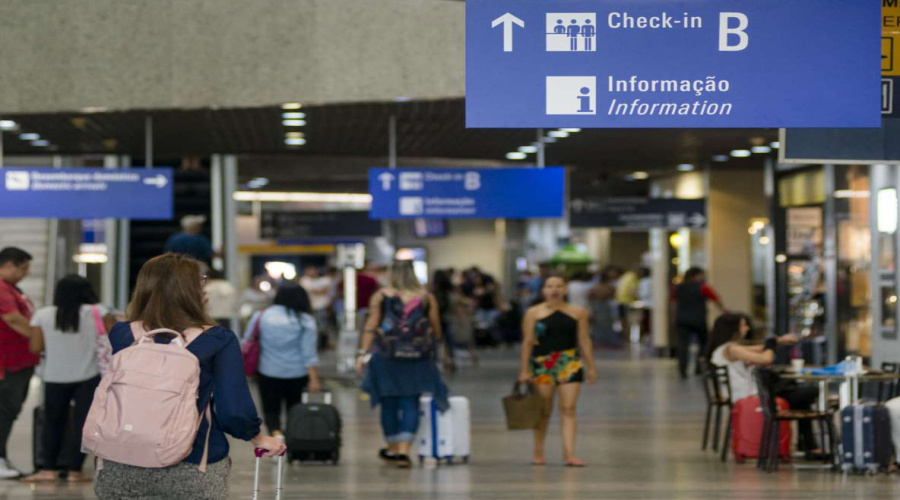 Anvisa decide que uso de máscaras volta a ser obrigatório em aeroportos e aviões no Brasil 1