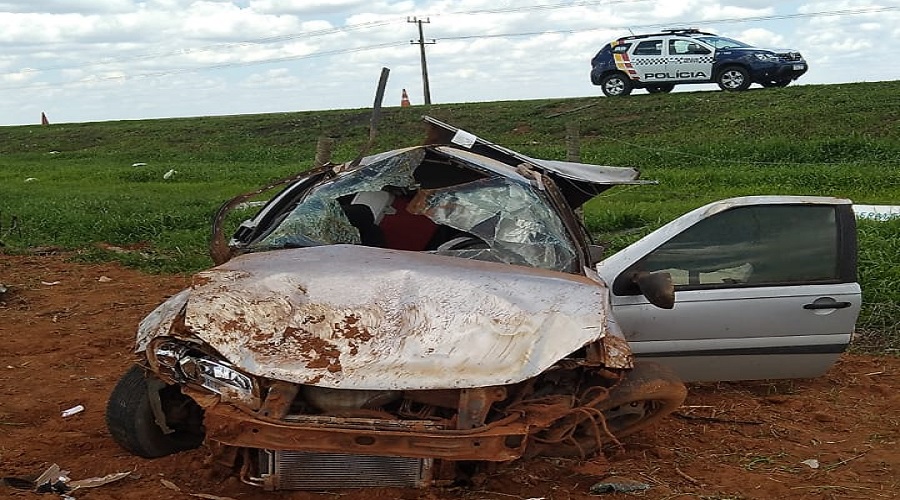 Picape Strada capota varias vezes na MT 130, motorista fica ferido e passageiro morre 1