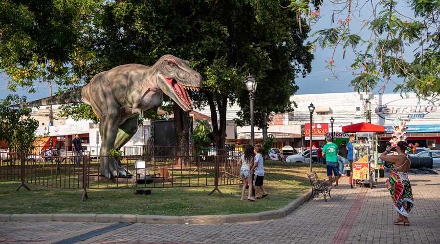 Réplicas de dinossauros são atração na Praça dos Carreiros 1