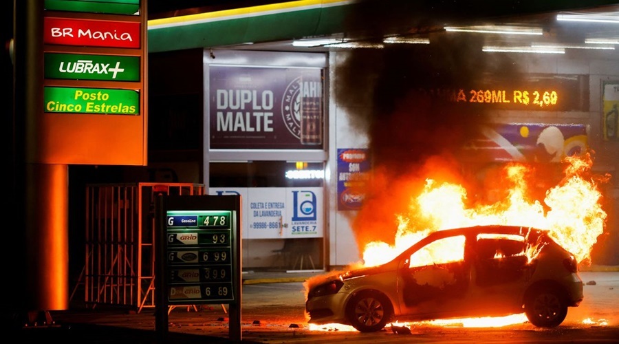 Manifestantes tentam invadir sede da PF e queimam veículos no DF 1