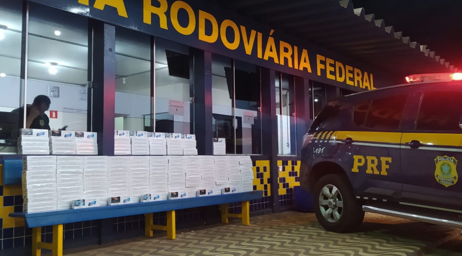 PRF apreende 2.000 maços de cigarros contrabandeados durante fiscalização de ônibus em Rondonópolis-MT 1