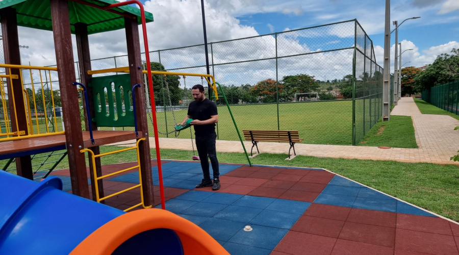 Vereador fiscaliza praça do Bairro Jardim Serra Dourada e cobra que seja entregue com urgência 1