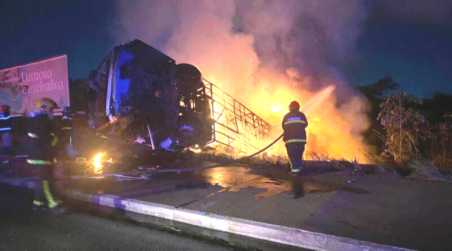 Nove passageiros ficam feridos em acidente com ônibus que tombou e pegou fogo em Cuiabá 1