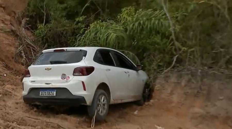 Quatro corpos são encontrados dentro de carro metralhado em Manaus (AM) 1