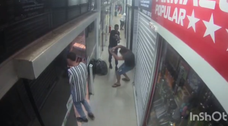 Câmera de segurança flagra exato momento que bandido atira na cabeça de empresário dentro de Shopping Popular em Cuiabá 1