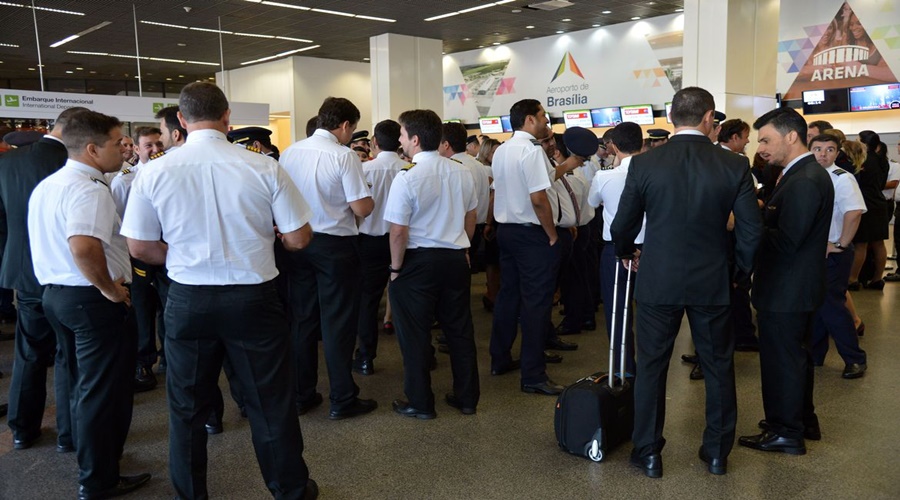 Aeronautas aprovam proposta de empresas e encerram greve 1