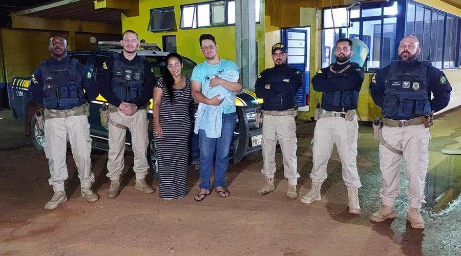 Ação rápida de policiais da PRF salva recém-nascido que estava engasgado com leite; veja video 1