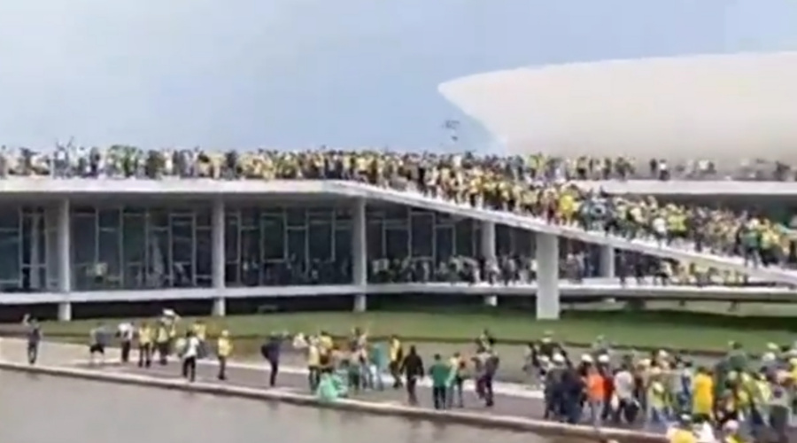 Manifestantes invadem Congresso, Planalto e STF 1