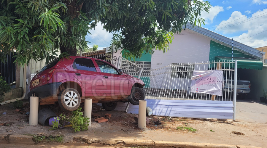 Condutor em visível estado de embriaguez perde controle de carro invade casa e é preso em flagrante 1