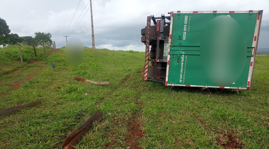 Caminhão baú tomba na MT 344 em Dom Aquino após inseto entrar no olho de motorista 1