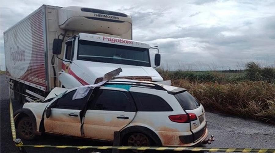 Colisão frontal entre caminhão e automóvel deixa duas vítimas fatais no interior de MT 1