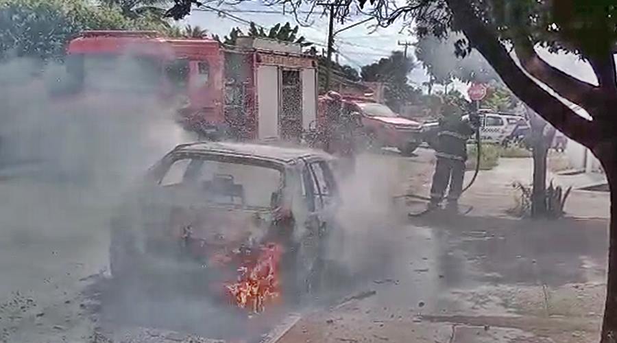 Automóvel fica destruído pelo fogo no bairro Jardim iguassu; chamas podem ter sido provocadas intencionalmente 1