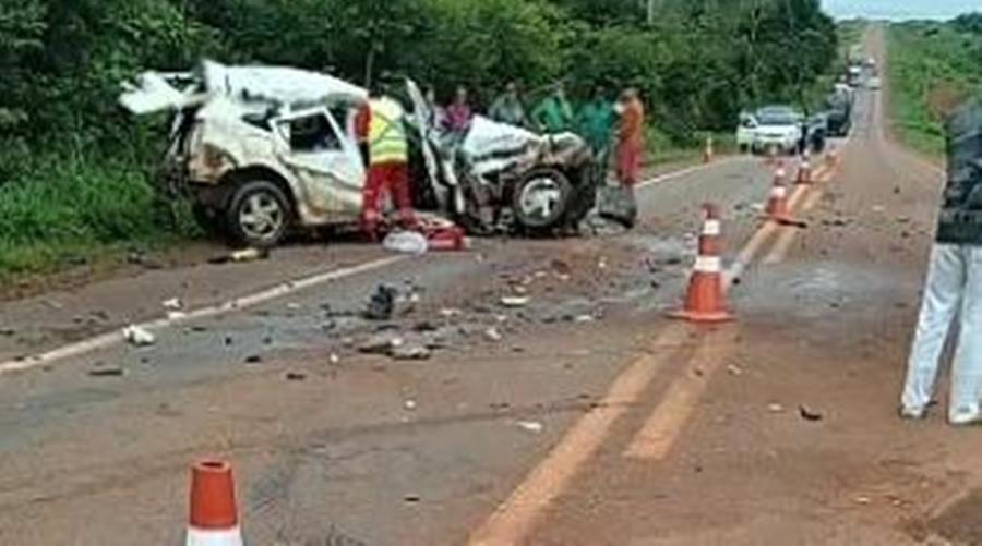 Colisão entre carro e carreta deixa duas pessoas mortas e uma ferida na BR 163 1