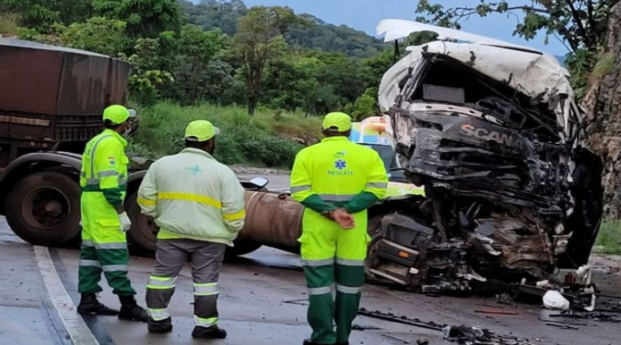 Carreta tomba na BR 364 na Serra de São Vicente e motorista morre 1