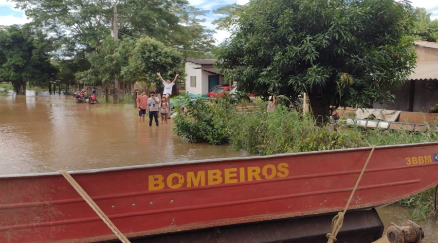 Corpo de Bombeiros resgata famílias que estavam ilhadas na Comunidade do Miau na Rodovia do Peixe 1