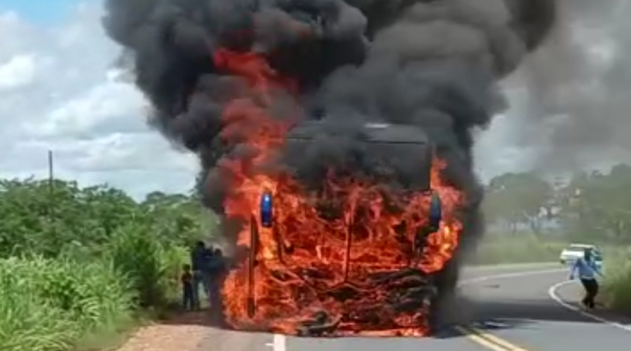 Homem morre em colisão envolvendo ônibus e moto seguido de incêndio 1