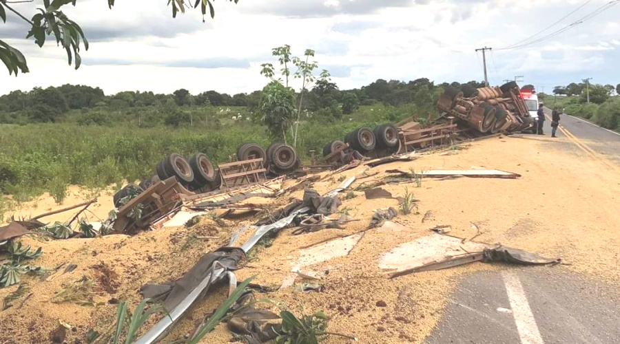 Casal morre em acidente após carreta que eles viajavam tombar no interior de MT 1