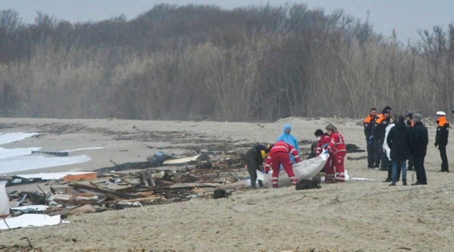 Naufrágio deixa cerca de 40 imigrantes mortos na costa da Itália 1