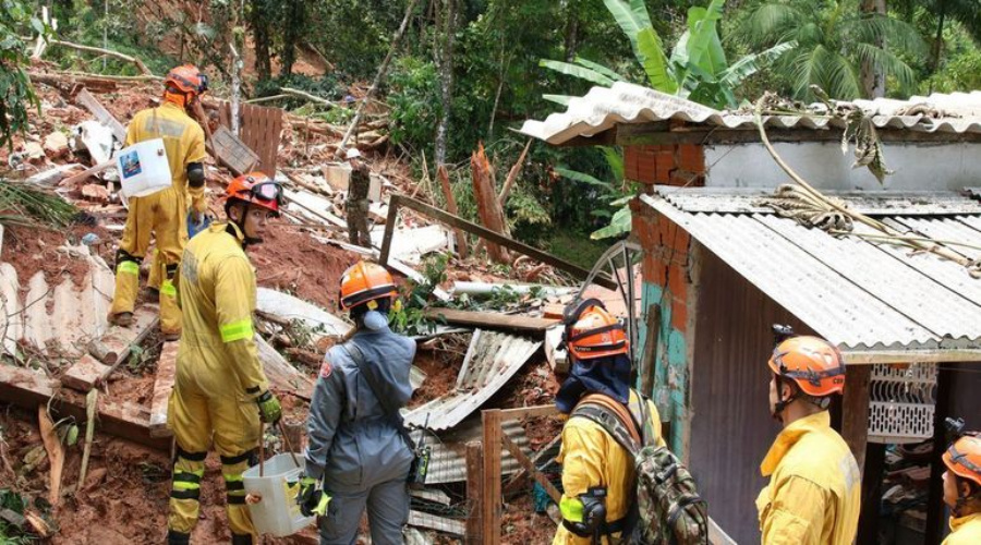 Número de mortes vai a 65, e buscas são encerradas na área mais afetada 1