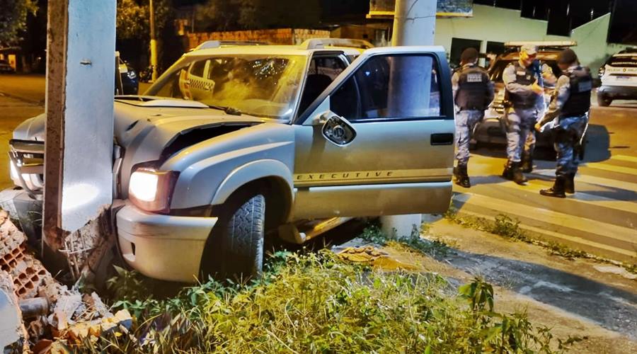 Dupla é presa pela Força Tática após roubarem caminhonete e colidirem em poste 1