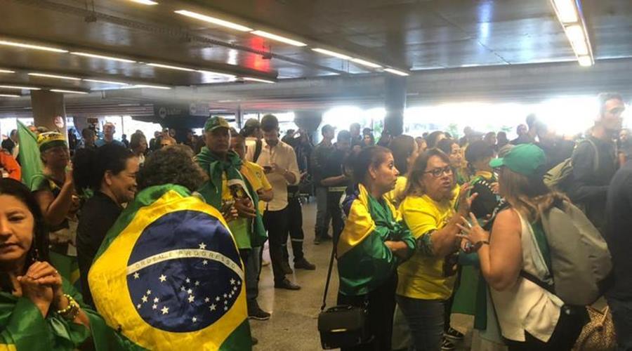 Após três meses fora do Brasil ex-chefe do executivo Jair Bolsonaro desembarca no Aeroporto Internacional de Brasília com esquema de segurança reforçado 1