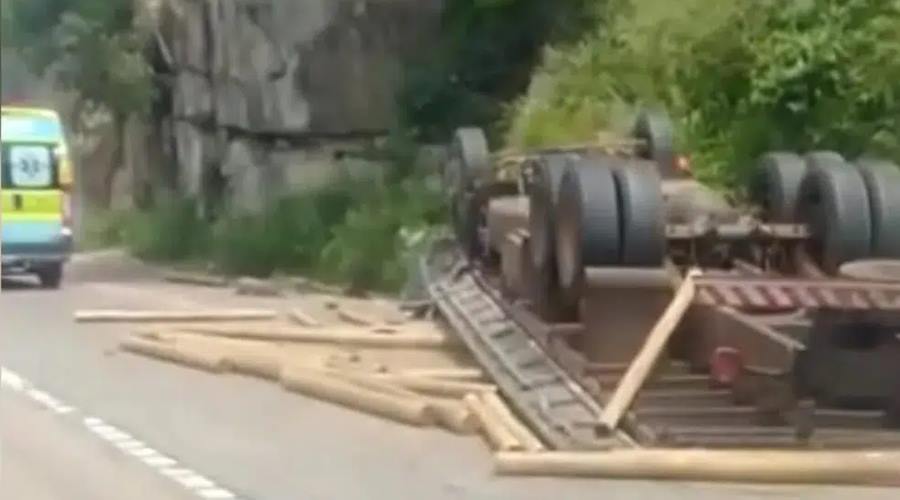 Caminhoneiro morre na Serra de São Vicente após carreta carregada de madeira tombar 1