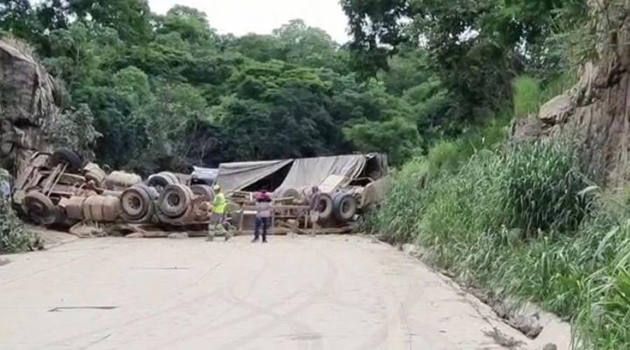 Caminhoneiro fica ferido em meio as ferragens após carreta tombar na Serra de São Vicente 1