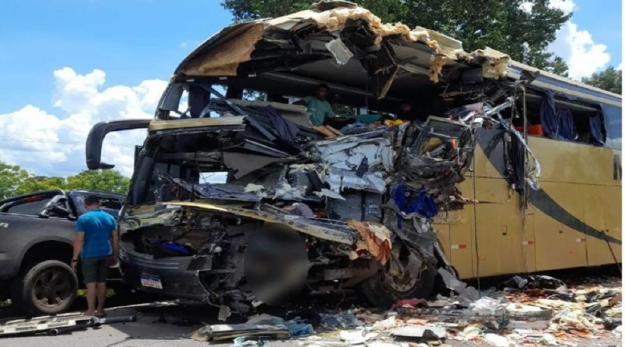 Colisão envolvendo ônibus, uma carreta e dois automóveis deixa oito mortos no interior de MT 1