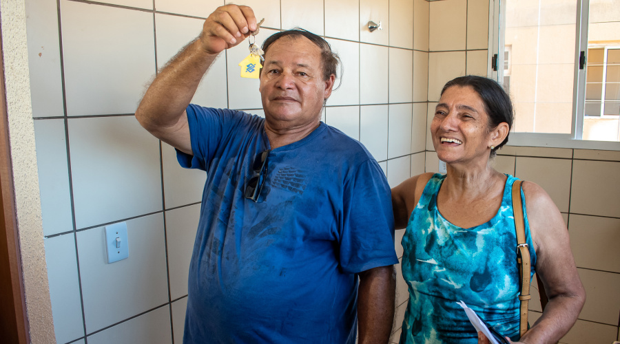 Famílias comemoram a entrega das chaves do Celina Bezerra 1