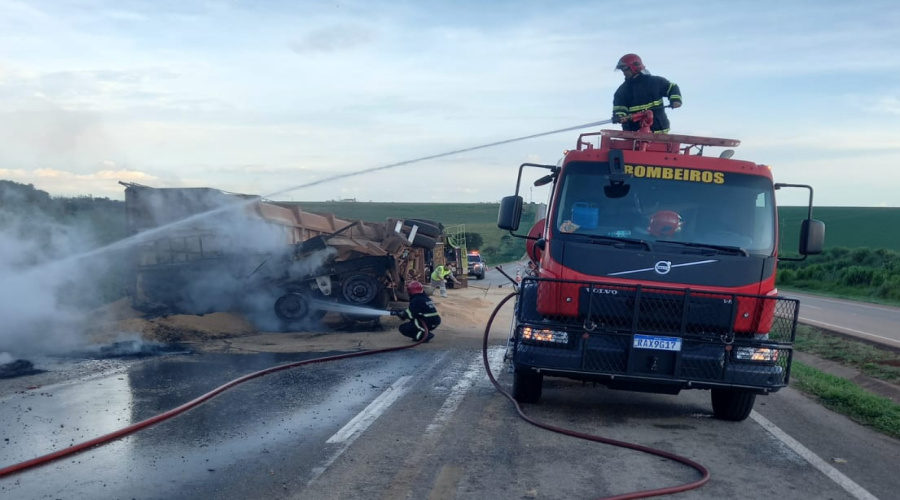 Caminhoneiro fica ferido após carreta que ele conduzia tombar e pegar fogo na BR 163 1