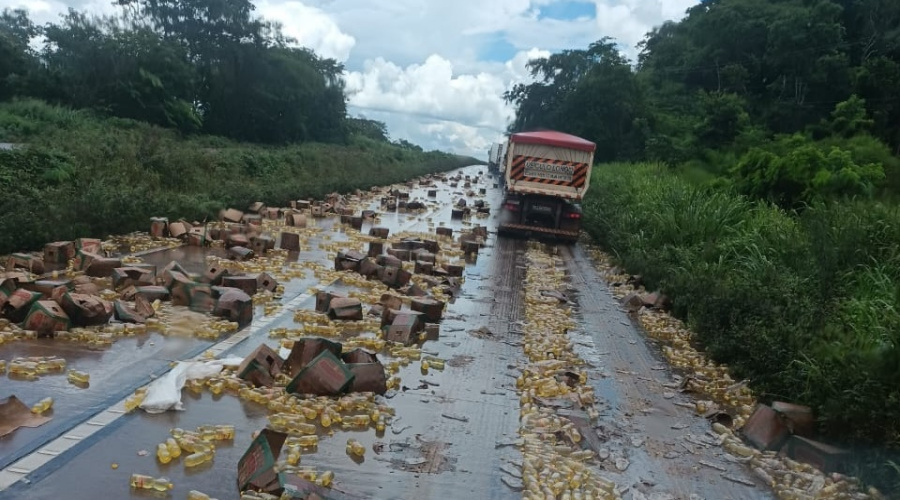 Caminhão carregado com óleo de cozinha tomba na Serra de São Vicente e carga fica espalhada na pista 1