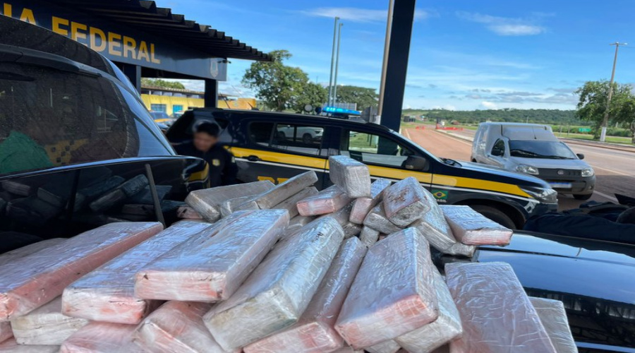 Casal em carro roubado é preso transportando quase 50 tabletes de maconha em Rondonópolis 1