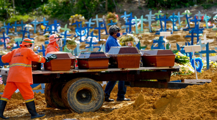 Brasil chega à marca de 700 mil mortes por covid-19 1