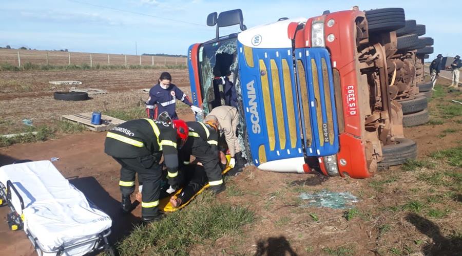 Carreta que transportava paletes tomba na BR 070 em Primavera do Leste e motorista fica ferido 1