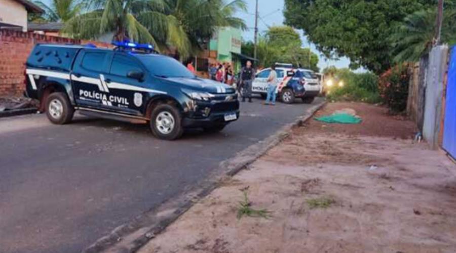 Criminosos executam jovem de 21 anos que caminhava com criança no colo 1