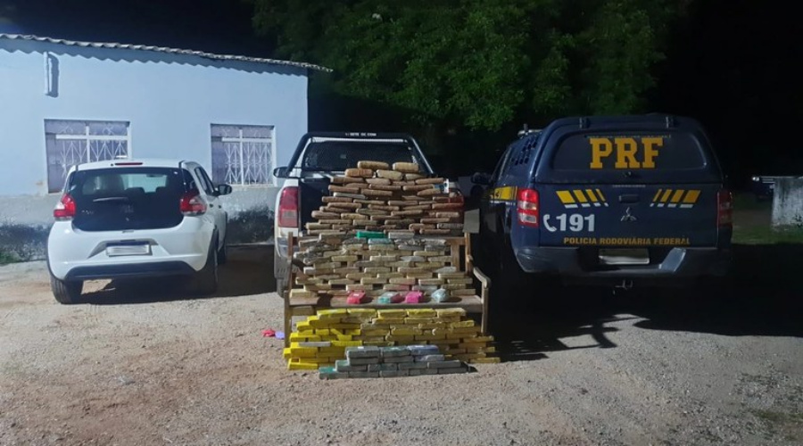 Equipe da Polícia Rodoviária Federal (PRF) apreende drogas e prende ocupantes da caminhonete em Jangada/MT 1