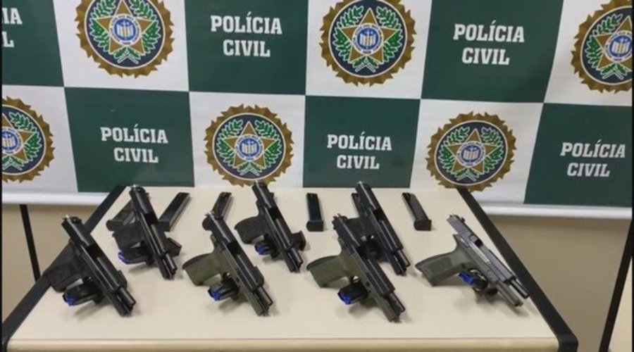 Mulher é detida no Rio com sete pistolas presas ao corpo 1