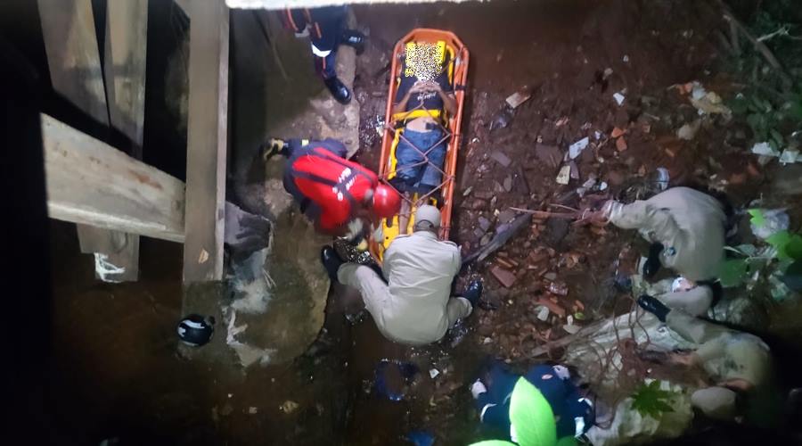 TRAVESSIA PROIBIDA; Motociclista cai em rio e sofre fraturas ao tentar atravessar ponte interditada no bairro Jardim das Flores 1