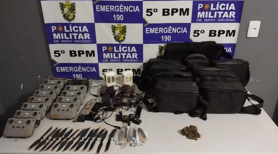 Após denuncia anonima PM apreende bolsas com peças de drones e entorpecente as margens da MT 270 1