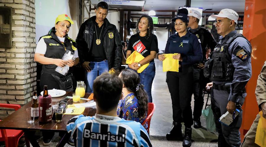 Forças de segurança realizam blitz educativa em avenida de Cuiabá para alertar sobre cuidados no trânsito 1